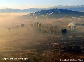 中国西北部城市乌鲁木齐遭受严重的环境污染