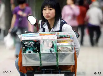 4月11日美联社记者在重庆街头拍到的卖盗版碟商贩