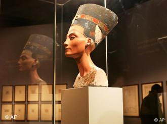 مصر تطالب رسميا بعودة تمثال الملكة نفرتيتي سياسة واقتصاد تحليلات معمقة بمنظور أوسع من Dw Dw 20 12 2009