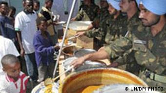 Peacekeeper der UNMEE verteilen Essen in Adigrat,Äthiopien