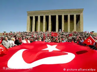 土耳其民众举行示威，反对提名总理埃尔多安成为总统大选候选人