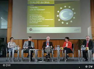 Es diskutierten im Gremiensaal: Gülistan Gürbey, Burkhard Steppacher, Heinz-Jürgen Axt (Moderator), Renate Sommer und Baha Güngör (v.l.);