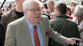 Sollicité par le mouvement nationaliste Ordre nouveau, Jean-Marie Le Pen, le père de Marine est l'un des fondateurs en 1972 du Front national (FN) rebatisé en 2018 Rasssmeblement national (RN)