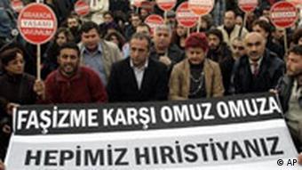 Demonstranten in Istanbul tragen ein Plakat mit der Aufschrift Wir sind alle Christen vor sich, AP