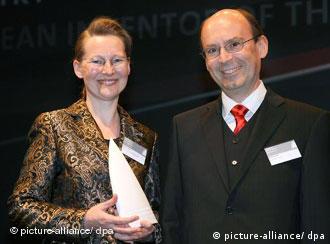 الدكتور فرانز ليرمر مع زميلته الباحثة أندريا أوربان، فريق العمل الألماني الفائز بجائزة مبتكري عام 2007 الأوروبية