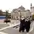 Stadtbild in Malatya, Zwei muslimische, verschleierte Frauen überqueren eine Straße - im Hintergrund eine Moschee, AP
