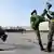 Russische Soldaten machen Dehnübungen (Quelle: dpa)