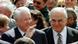 Jelzin und Kohl laufen im April 1997 durch eine Menschenmenge in Baden Baden. Jelzin winkt den Menschen zu Jelzin und Kohl laufen im April 1997 durch eine Menschenmenge in Baden Baden. Jelzin winkt den Menschen zu