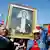 Приврзаници на лаицизмот демонстрираат со голем портрет на „таткото на нацијата„ Кемал Ататурк