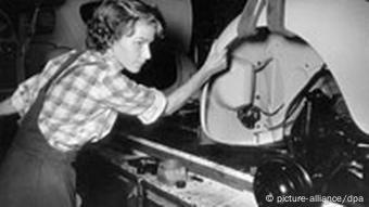 Produktion im VW Werk Wolfsburg, 50er Jahre Frauen als billige Arbeitskräfte im Deutschland der 50er Jahre
