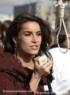 10月8日，伊朗流亡者、“加拿大小姐”Nazanin Afshin-Jam在柏林波茨坦广场反死刑示威活动中发表讲话