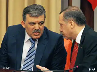 我看你还是别干了:居尔(左)与总理埃尔多安在议会投票前交换意见
