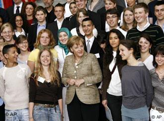 Bundeskanzlerin Angela Merkel umgeben von Jugendlichen während des Jugendintegrationsgipfels (Foto: AP)