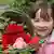 Djevojčica drži košaricu sa cvijećem