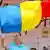 Präsident Traian Basescu schwenkt bei einer Wahlveranstaltung die Flagge, Quelle: AP