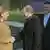 Bundeskanzlerin Angela Merkel und der russische Präsident geben sich die Hand, Quelle: AP