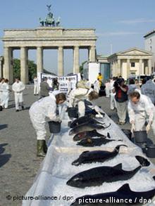 Tote Wale vor dem Brandenburger Tor. Quelle: DPA