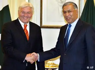 德国外长（左）与巴基斯坦总理