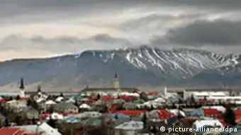 ICELAND ©GRAHAM BARCLAY/LANDOV/MAXPPP ; REYKJAVIK, 03/02/2006 Reykjavik seen at dawn, Wednesday, February 1, 2006. Iceland's economy is heading for a recession that may push the krona down by 25 percent in the next year, fueling a jump in inflation, said Danske Bank A/S, the second-biggest Nordic bank by market value.