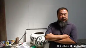 documenta Der chinesische Konzeptkünstler Ai Weiwei steht am 17.04.2007 in seinem Atelier.