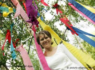 Deutschland Liebesbrauch Maibaumstellen Welt Dw 07 06 2007