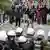 Демонстранты забрасывают полицейских кманями