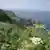 Blick von einem Felsvorsprung der Insel Sark aufs Meer