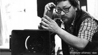 Der Regisseur und Filmproduzent Rainer Werner Fassbinder während der Dreharbeiten zu dem Film Lola in München.