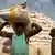 Nigerianer entläd einen LKW mit Getreidesäcken, Quelle AP