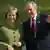 Angela Merkel und George W. Bush stehen beiander, Bush hat die Hand zum leichten winken gehoben. Foto: Foto: AP