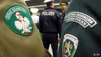 Uniformen mit Aufnähern verschiedener Grenzbehörden (Foto: AP)