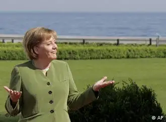 德国总理默克尔周四就8国峰会在气候保护问题上取得的进展接受记者采访
