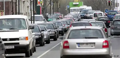 Autokolonne im dichten Verkehr (Foto: AP)