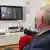 Пожилой немец смотрит телевизор