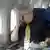 Мужчина, говорящий по мобильномц телефону в самолете