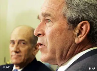 以色列总理奥尔默特注视着美国总统布什