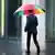 Mann mit Regenschirm (Foto: AP)