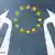 Две стрелки, идущие в разные стороны, на фоне звезд-символа ЕС