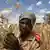 Bauer in Simbabwe zeigt einen trockenen Maiskolben (Foto: dpa)