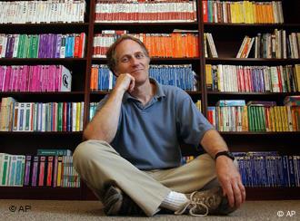 Tim O'Reilly vor einem Bücherregal