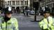 Britische Polizei sperrt ab, während im Hintergrund Sprengstoffspezialisten arbeiten Britische Polizei sperrt ab, während im Hintergrund Sprengstoffspezialisten arbeiten