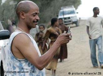 Mann filmt mit Handy (Archiv) (Foto: ap)