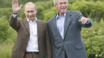 George W. Bush begrüßt Wladimir Putin in der Sommerresidenz der Bushs