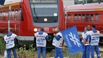 Männer mit Fahnen und Streikwesten vor Regionalzügen (Foto: AP)
