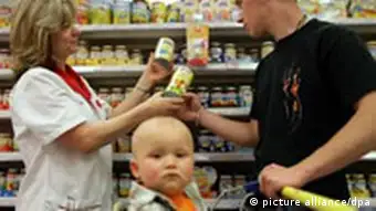 Die Mitarbeiterin Karin Jacobs vom Drogeriemarkt Rossmann in Frankfurt (Oder) berät einen Kunden mit Kleinkind beim Kauf von Babynahrung aufgenommen am 23.05.2007 (Illustrationsfoto zum Thema Frauen im Beruf). Foto: Patrick Pleul +++(c) dpa - Report+++