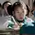 Kinesko dijete u školskoj klupi