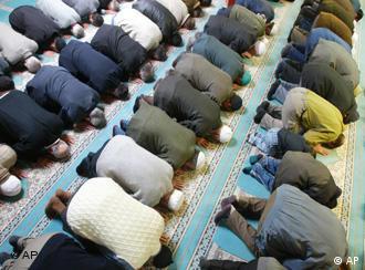 Мусульмане во время молитвы в одной из мечетей Берлина