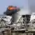 Ein Feuerball steigt aus einem zerstörten Gebäude, Quelle: AP