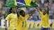 Fußballspieler Robinho und Teamkollegen jubeln mit einer brasilianischen Flagge, Quelle: AP Fußballspieler Robinho und Teamkollegen jubeln mit einer brasilianischen Flagge, Quelle: AP