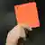 Eine Hand hält eine rote Karte hoch (Foto: dpa)